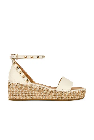 Valentino Garavani 55mm Rockstud Metallic Leather Wedge Espadrille Sandals In Neutral