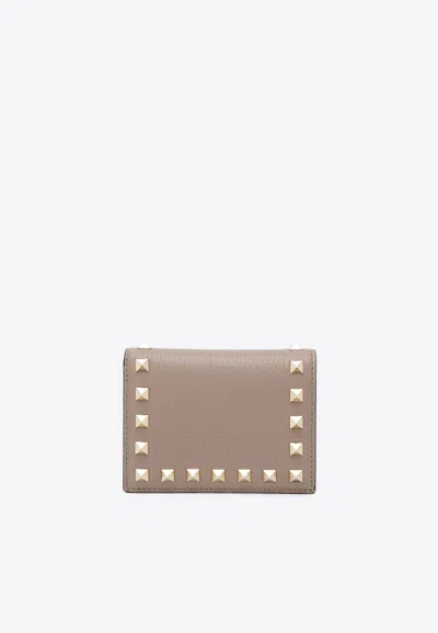 Valentino Garavani Rockstud Grained Leather Wallet In Powder