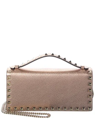 Valentino Garavani Valentino Rockstud Grainy Leather Wallet On Chain In Pink