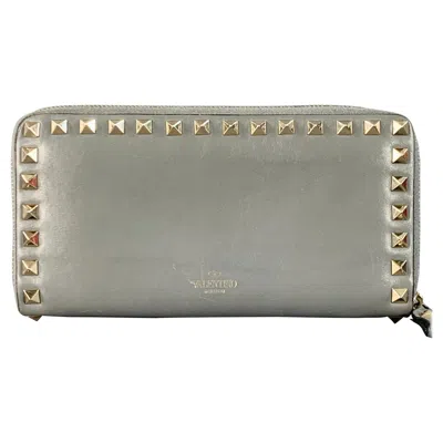 Pre-owned Valentino Garavani Valentino Rockstud Grey Gold Studded Leather Checkbook Wallet In Gray