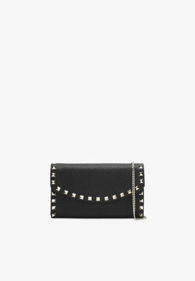 Valentino Garavani Rockstud Hammered Leather Chain Clutch In Black