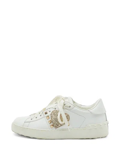 Pre-owned Valentino Garavani Rockstud Heart-patch Sneakers In White