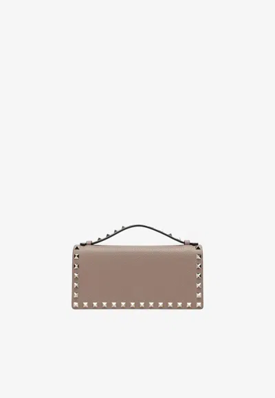 Valentino Garavani Rockstud Leather Chain Clutch In Powder