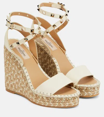 Valentino Garavani Valentino Rockstud 125 Grainy Leather Wedge Espadrille In White