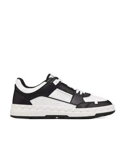 VALENTINO GARAVANI VALENTINO GARAVANI ROCKSTUD ROUND TOE LACE-UP SNEAKERS