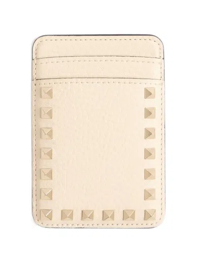 Valentino Garavani Rockstud Magnetic Card Holder In Grainy Calfskin In Neutral