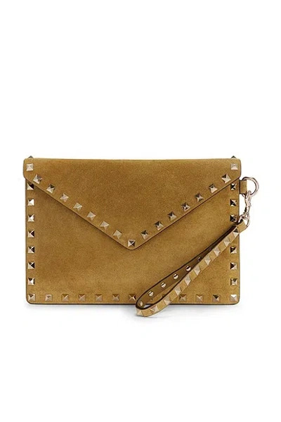 Valentino Garavani Rockstud Medium Flat Pouch In Havana Beige
