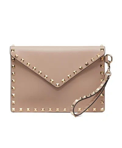 Valentino Garavani Rockstud Medium Flat Pouch In Nude