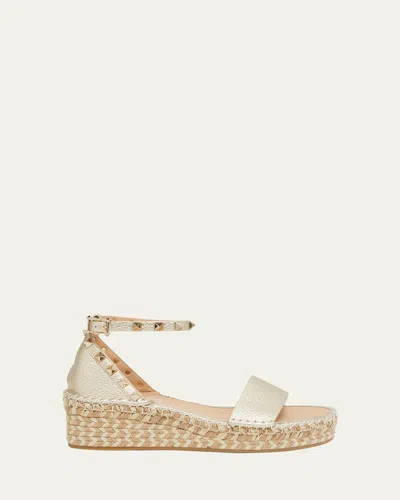 Valentino Garavani Rockstud 55 Grainy Leather Platform Sandal In Gold