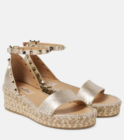 Valentino Garavani Rockstud 55 Grainy Leather Platform Sandal In Gold