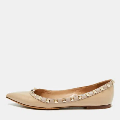 Pre-owned Valentino Garavani Rockstud Size 36 Beige Patent Leather Ballet Flats In Sand