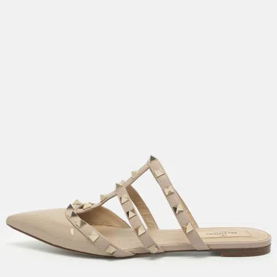 Pre-owned Valentino Garavani Rockstud Size 36 Beige Patent Leather Flat Mules