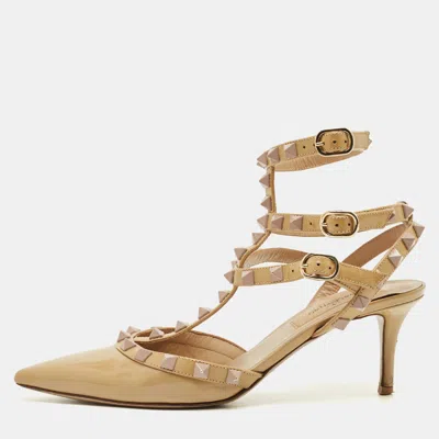 Pre-owned Valentino Garavani Rockstud Size 36 Beige Patent Leather Pumps In Sand