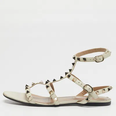 Pre-owned Valentino Garavani Rockstud Size 36 White Leather Ankle Strap Flat Sandals