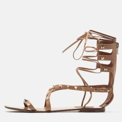 Pre-owned Valentino Garavani Rockstud Size 36.5 Beige Leather Gladiator Flat Sandals