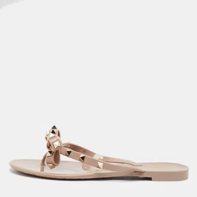 Pre-owned Valentino Garavani Rockstud Size 37 Beige Rubber Thong Flats In Sand