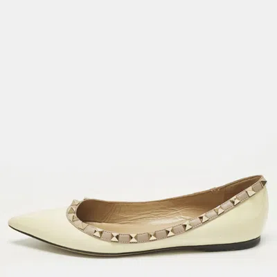 Pre-owned Valentino Garavani Rockstud Size 37.5 Cream Leather And Patent Leather Ballet Flats In White
