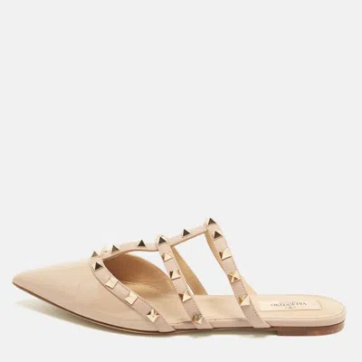 Pre-owned Valentino Garavani Rockstud Size 38 Beige Leather And Patent Leather Flat Mules
