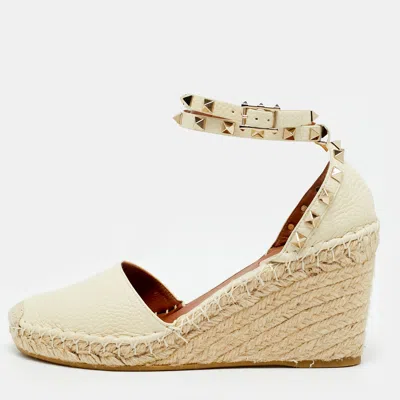 Pre-owned Valentino Garavani Rockstud Size 38 Beige Leather Espadrille Wedge Pumps In Sand