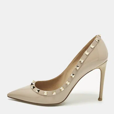 Pre-owned Valentino Garavani Rockstud Size 38 Beige Patent Leather Pumps In Sand