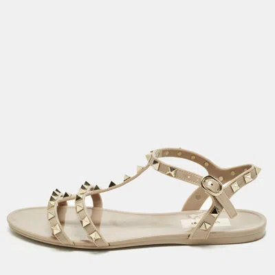 Pre-owned Valentino Garavani Rockstud Size 38 Beige Rubber Ankle Strap Flat Sandals
