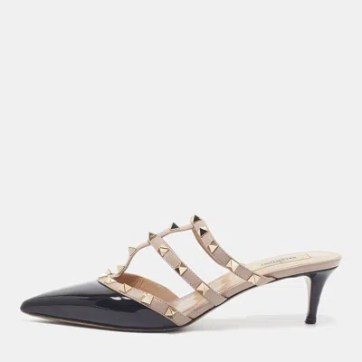 Pre-owned Valentino Garavani Rockstud Size 38 Black/beige Leather And Patent Leather Slide Sandals