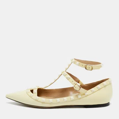 Pre-owned Valentino Garavani Rockstud Size 38 Cream Patent Leather Ballet Flats In White