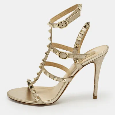 Pre-owned Valentino Garavani Rockstud Size 38 Gold Leather Ankle Strap Sandals