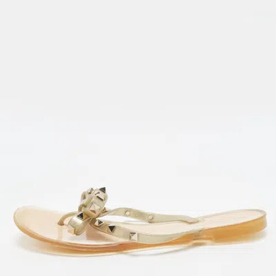 Pre-owned Valentino Garavani Rockstud Size 38 Gold Rubber Flat Slides