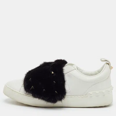 Pre-owned Valentino Garavani Rockstud Size 38 White/black Leather And Mink Fur Low Top Sneakers