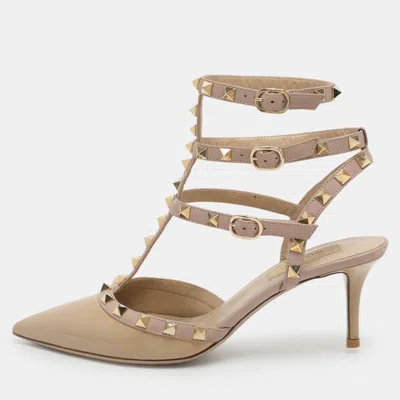 Pre-owned Valentino Garavani Rockstud Size 38.5 Beige Patent And Leather Ankle Strap Pumps In Sand