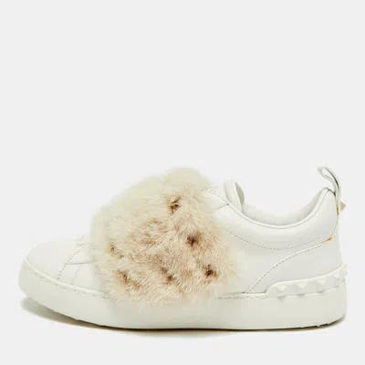 Pre-owned Valentino Garavani Rockstud Size 38.5 White Leather And Mink Fur Low Top Sneakers