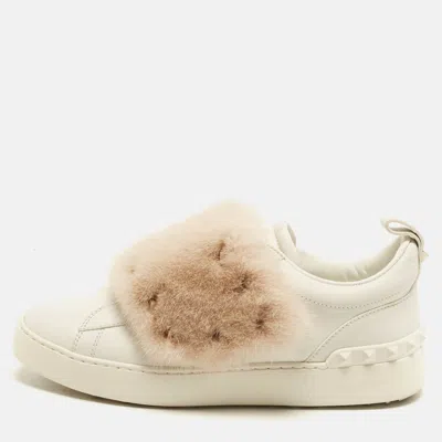 Pre-owned Valentino Garavani Rockstud Size 38.5 White/pink Leather And Mink Fur Low Top Sneakers