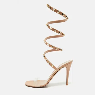 Pre-owned Valentino Garavani Rockstud Size 39 Beige Leather And Pvc Ankle Wrap Sandals