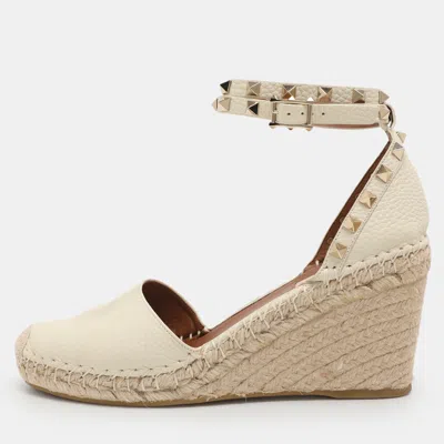 Pre-owned Valentino Garavani Rockstud Size 39 Cream Leather Wedge Espadrille Sandals In White