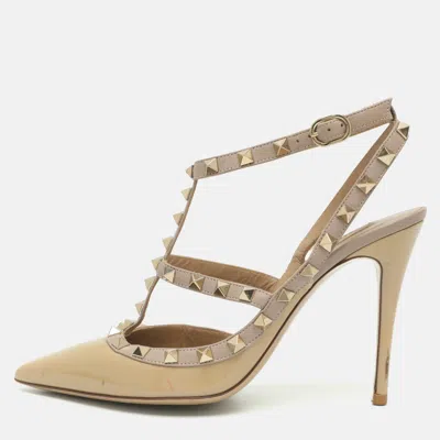 Pre-owned Valentino Garavani Rockstud Size 39.5 Beige Patent And Leather Pumps