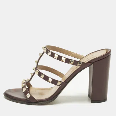 Pre-owned Valentino Garavani Rockstud Size 39.5 Burgundy Leather Block Heel Slide Sandals
