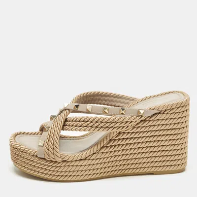Pre-owned Valentino Garavani Rockstud Size 40 Beige Leather And Rope Criss Cross Wedge Slide Sandals