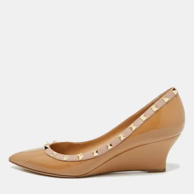 Pre-owned Valentino Garavani Rockstud Size 41 Beige/pink Leather And Patent Leather Wedge Pumps In Sand