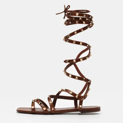 Pre-owned Valentino Garavani Rockstud Size 41 Brown Leather Gladiator Flat Sandals