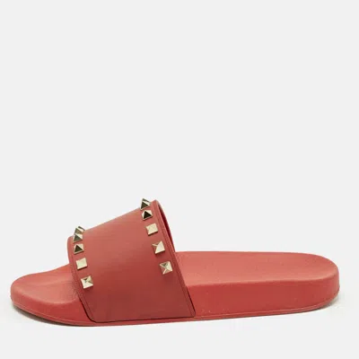 Pre-owned Valentino Garavani Rockstud Size 41 Red Rubber Flat Slide