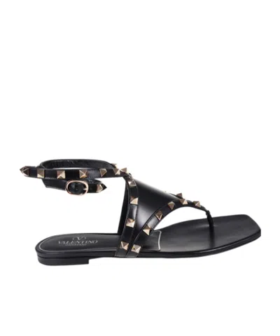 Valentino Garavani Rockstud Thong-strap Leather Sandals In Black