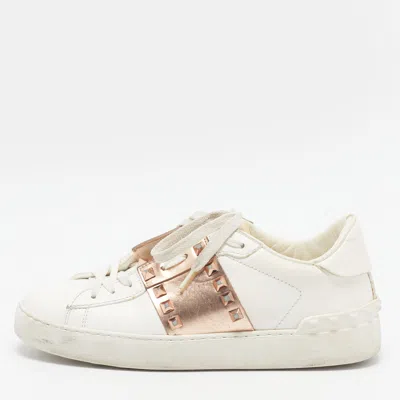 Pre-owned Valentino Garavani Rockstud Untitled Size 36.5 White/rose Gold Leather Lace Up Sneakers