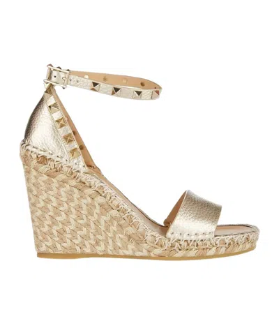 Valentino Garavani Rockstud 105 Metallic Textured-leather Espadrille Wedge Sandals In Nude