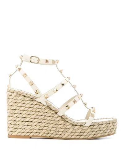 Valentino Garavani Rockstud Wedges In Sand