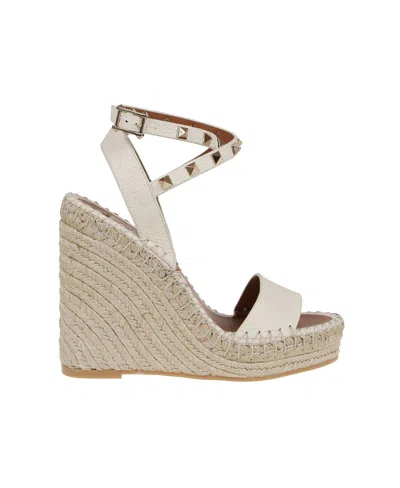 Valentino Garavani Rockstud Woven Wedges In Brown