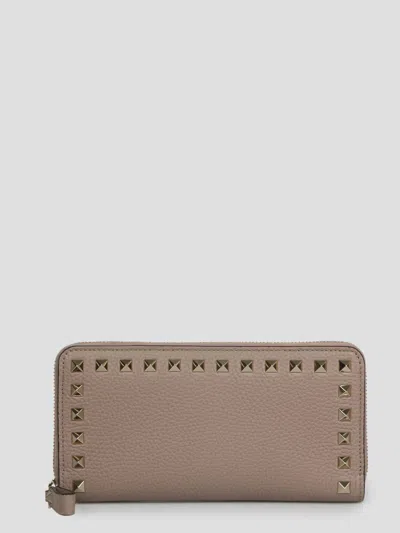 Valentino Garavani Rockstud Zipped Wallet In Brown