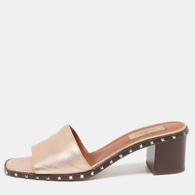 Pre-owned Valentino Garavani Rose Gold Leather Soul Rockstud Slide Sandals Size 38