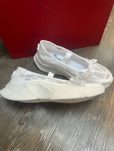 Valentino Garavani Round-head Sneakers In White