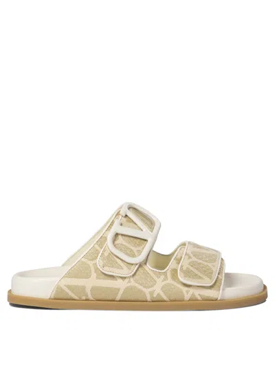 Valentino Garavani Sandalo Flat In Rafia Sintetica A Motivo Toile Iconographe Sandals In Beige